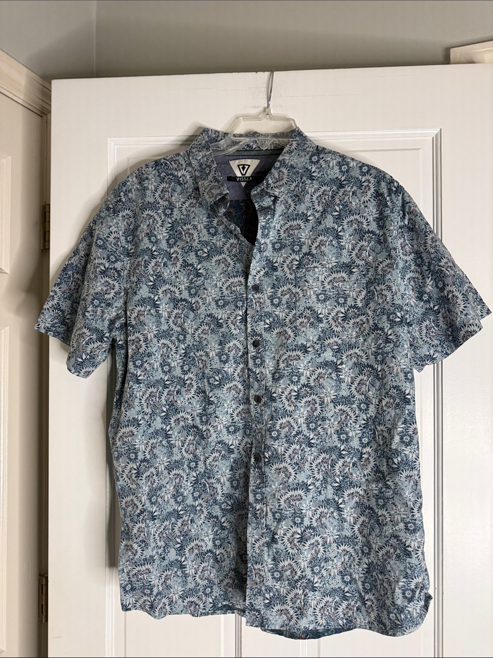 VISSLA Blue and White Floral Short-Sleeve Button-Down Shirt large AOP